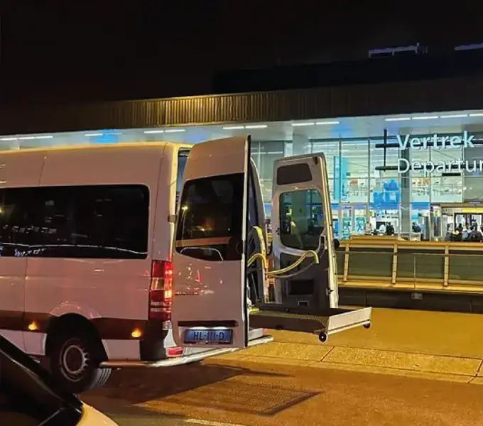 Rolstoelbus bij Schiphol voor reizigers uit Zevenaar